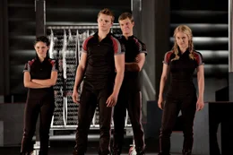 Die Tribute aus den ersten Distrikten rechnen sich durchaus Chancen aus, die Hungerspiele und damit ihr Leben zu gewinnen: (v.l.n.r.) Clove (Isabelle Fuhrmann), Cato (Alexander Ludwig), Marvel (Jack Quaid) und Glimmer (Leven Rambin) ...