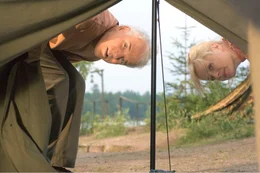 Vertrauen ist gut, Kontrolle ist besser: Tom (Steve Martin) und Kate (Bonnie Hunt) schauen lieber mal nach, was die Kinder so treiben.
