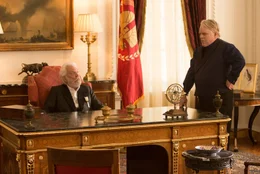 Pr&auml;sident Snow (Donald Sutherland, l.) glaubt, in Plutarch Heavensbee (Philip Seymore Hoffman, r.) den besten Spielmacher gefunden zu haben, bis die m&ouml;rderischen Hunger Games v&ouml;llig aus dem Ruder laufen ...
