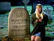 Melissa (Jane Leigh Connelly) hat gewettet, dass sie es schafft, zwei Stunden an dem Grab des Serienkillers Wilbur Lister auszuharren. Doch als pl&ouml;tzlich eine Stimme zu ihr spricht, bekommt sie es mit der Angst zu tun...