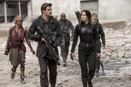 Gemeinsam sind Katniss (Jennifer Lawrence, r.), Gale (Liam Hemsworth, l.) und die anderen Widerstandsk&auml;mpfer bereit, alles zu geben, um die Gefangenen zu befreien. Nichtahnend, dass ihr Feind noch etliche Tricks in petto hat ...