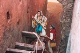 Prinzessin Jasmin (Naomi Scott, l.); Aladdin (Mena Massoud, r.)