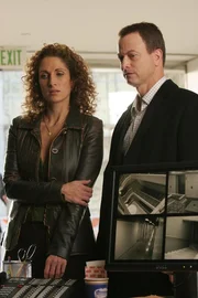 Die Detectives Stella Bonasera (Melina Kanakaredes) und Mac Taylor (Gary Sinise) finden heraus, dass die Rollerderby-Spielerin nicht infolge einer Rangelei gestorben ist, sondern durch eine &Uuml;berdosis eines Schlankheitsmittels.