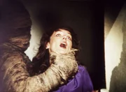 Der auferstandene Prinz ist niemand geringeres als Cole (John McMartin, l.), der sich als Mumie ausgibt.