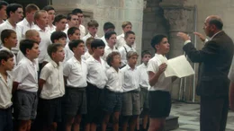 Im Jahr 1949 verdingt sich der arbeitslose Musiker Clement Mathieu (Gerard Jgnot) als Hilfslehrer in einem Internat f&uuml;r schwer erziehbare Jungs. Dessen zynischer Schuld hat die Kinder, meist Kriegswaisen oder S&ouml;hne lediger M&uuml;tter, schon abgeschrieben und traktiert sie mit Pr&uuml;gel und Karzer. Mathieu aber hat eine andere Idee: als die wilden Jungs mal wieder au&szlig;er Rand und Band sind, l&auml;sst er sie vorsingen und kanalisiert ihre Energie in einen Chor.