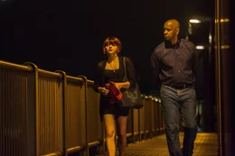 L-R: Teri (Chlo&euml; Grace Moretz) und McCall (Denzel Washington).