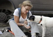 Marie (Mira Bartuschek) repariert zusammen mit ihrem Hund R&auml;uber ein Auto.