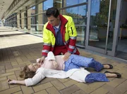 Cornelia Weiß (Kirstin Hesse) hat Raphael König (Tobias Licht) mit einer Frau und einem Kind beobachtet. Sie nimmt an, dass er Familienvater ist. Wieder scheint sich Cornelia in den falschen Mann verliebt zu haben. Als sie sich abwendet, stürzt Cornelia und ihre OP-Narbe reißt auf. Raphael eilt sofort zu Hilfe. Cornelia Weiß (Kirstin Hesse) hat Raphael König (Tobias Licht) mit einer Frau und einem Kind beobachtet. Sie nimmt an, dass er Familienvater ist. Wieder scheint sich Cornelia in den falschen Mann verliebt zu haben. Als sie sich abwendet, stürzt Cornelia und ihre OP-Narbe reißt auf. Raphael eilt sofort zu Hilfe.