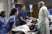 Burke (Isaiah Washington, liegend) hat viel Blut verloren, zeigt aber Lähmungserscheinungen; Derek (Patrick Dempsey, 3.v.l.) steht vor der Aufgabe, eine hochriskante OP durchzuführen. Dr. Webber (James Pickens Jr., r.), Dr. Bailey (Chandra Wilson, l.) und Cristina (Sandra Oh, 2.v.l.) sind einverstanden. Burke (Isaiah Washington, liegend) hat viel Blut verloren, zeigt aber Lähmungserscheinungen; Derek (Patrick Dempsey, 3.v.l.) steht vor der Aufgabe, eine hochriskante OP durchzuführen. Dr. Webber (James Pickens Jr., r.), Dr. Bailey (Chandra Wilson, l.) und Cristina (Sandra Oh, 2.v.l.) sind einverstanden.