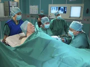 Aus beruflichen Gründen interessiert sich der berühmte Kriminalautor Gunnar Sundberg (Uwe Friedrichsen, Mitte) für den Ablauf einer Operation. Anästhesistin Dr. Kathrin Globisch (Andrea Kathrin Loewig, links) ermöglicht ihm deshalb, seine eigene OP im Wachzustand mitzuerleben, während Prof. Simoni (Dieter Bellmann, rechts) und das OP-Team (Komparsen) seinen Handbruch operieren. Aus beruflichen Gründen interessiert sich der berühmte Kriminalautor Gunnar Sundberg (Uwe Friedrichsen, Mitte) für den Ablauf einer Operation. Anästhesistin Dr. Kathrin Globisch (Andrea Kathrin Loewig, links) ermöglicht ihm deshalb, seine eigene OP im Wachzustand mitzuerleben, während Prof. Simoni (Dieter Bellmann, rechts) und das OP-Team (Komparsen) seinen Handbruch operieren.