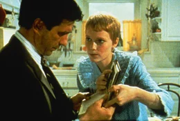 Guy Woodhouse (John Cassavetes, l.); Rosemarie Woodhouse (Mia Farrow, r.)