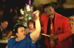 Sherman (Eddie Murphy, l.) verwandelt sich in den gertenschlanken, attraktiven Frauenhelden Buddy Love, der jedoch zunehmend unausstehlicher und gemeiner wird ...