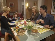 Beim gemeinsamen Abendessen berichtet Eva Globisch (Heidemarie Wenzel, 2. von rechts) ihrer Tochter Kathrin (Andrea Kathrin Loewig, links) und deren Freund Tobias Wagner (Gian Rupf) über die gute Wirkung ihrer Alzheimer Medikamente. Die kleine Hanna Globisch (Helene Burczik) freut sich über die versammelte Familie. Eva will ihrer Tochter nicht zur Last fallen und schon gar nicht der Grund dafür sein, dass sie nicht mit Tobias zusammenziehen kann. Beim gemeinsamen Abendessen berichtet Eva Globisch (Heidemarie Wenzel, 2. von rechts) ihrer Tochter Kathrin (Andrea Kathrin Loewig, links) und deren Freund Tobias Wagner (Gian Rupf) über die gute Wirkung ihrer Alzheimer Medikamente. Die kleine Hanna Globisch (Helene Burczik) freut sich über die versammelte Familie. Eva will ihrer Tochter nicht zur Last fallen und schon gar nicht der Grund dafür sein, dass sie nicht mit Tobias zusammenziehen kann.