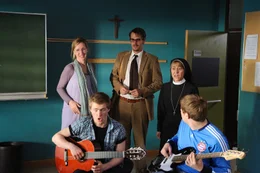 Als Schwangerschaftsvertretung von Frau Scholz (Silvina Buchbauer, l.) landet der Vollblutmusiker Tom (Max von Thun, M.) als Musiklehrer an der F&ouml;rderschule von Schwester Agnes (Gitta Schweigh&ouml;fer, 2.v.r.). Die Sch&uuml;ler Hank (Benjamin Seidel, 2.v.l.) und Mark (Christopher Puttins, r.) hoffen, dass die Zeiten der Blockfl&ouml;ten-Liedchen nun ein Ende haben ...