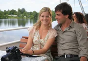 Marie (Mira Bartuschek) unternimmt mit dem Fotografen Niklas (Kai Schumann) eine Bootsfahrt.