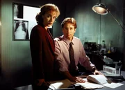(1. Staffel) - Während die FBI-Agentin und Wissenschaftlerin Scully (Gillian Anderson, r.) übernatürlichen Vorgängen mit viel Skepsis begegnet, ist sich ihr Kollege Mulder (David Duchovny, l.) sicher: Die Wahrheit ist irgendwo da draußen ...
