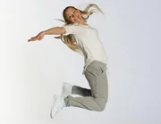 Von ihren Gefühlen für Ben beflügelt, liefert Julia (Jenny Bach) doch noch ein tolles Shooting ab.