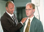 Dr. Kram (Christian Tasche, l.) gibt Schumann (Lutz Herkenrath) den Rat, zum Neurologen zu gehen.