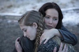 L - R: Katniss Everdeen (Jennifer Lawrence), Primrose Everdeen (Willow Shields)