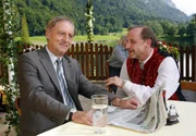 Der strenge Steuerpr&uuml;fer Bernhard Maiwald (G&uuml;nther Maria Halmer) l&auml;sst sich vom gerissenen Dorfwirt Georg Ametsrieder (Alexander Held, re.) nicht einwickeln.