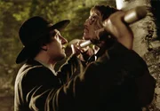Eines Tages taucht in Morts (Johnny Depp, r.) selbst gew&auml;hlter Einsamkeit ein mysteri&ouml;ser Hinterw&auml;ldler (John Turturro, l.) auf und behauptet, der erfolgreiche Schriftsteller habe eine seiner Geschichte geklaut und deren Ende verf&auml;lscht. Er verlangt von ihm die Geschichte umzuschreiben und verleiht seinen Forderungen sogleich kr&auml;ftig Nachdruck ...