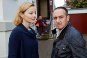 Semir (Erdogan Atalay) erzählt Andrea (Carina Wiese), dass er sich Sorgen um Danas Umgang macht.