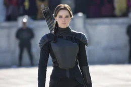 David gegen Goliath: Nachdem sie zum Gesicht der Rebellion erkl&auml;rt wurde, f&uuml;hrt Katniss (Jennifer Lawrence) die einzelnen Distrikte von Panem in den Kampf gegen das tyrannische System. Ein m&ouml;rderisches Gefecht auf Leben und Tod beginnt ...