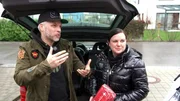 Sidney sucht ein neues Auto für die 39-jährige Mutter Nadine. Um die Ausbildung zur Altenpflegefachkraft neben der Arbeit und den Alltag mit einer kleinen Familie zu schaffen, ist sie im ländlichen Oberteuringen auf ihr Auto angewiesen.