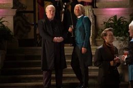 Verfolgen einen ganz eigenen Plan: Spielmacher Plutarch Heavensbee (Philip Seymore Hoffman, l.) und Mentor Haymitch (Woody Harrelson, r.) ...