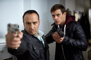 Semir (Erdogan Atalay, l.) und Alex (Vinzenz Kiefer) bemerken in Kevins Wohnung einen flüchtenden Schatten und verfolgen ihn...