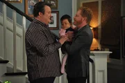 Nach dem Babyfon-Defekt fragen sich Cameron (Eric Stonestreet, l.) und Mitchell (Jesse Tyler Ferguson), wie sie ihre Tochter in Zukunft besch&uuml;tzen k&ouml;nnen, wenn wirklich mal ein Einbrecher zuschl&auml;gt...