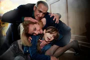 Semir (Erdogan Atalay) wirft sich sch&uuml;tzend &uuml;ber Andrea (Carina Wiese) und Ayla (Pauletta Pollmann).