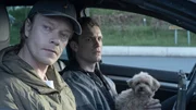 Tobias Chapman (Alfie Allen, l.) und Marco de Bont (Martijn Lakemeier, r.)