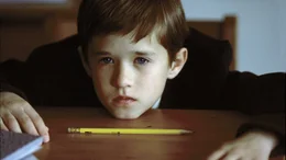 Cole (Haley Joel Osment) kann tote Menschen sehen..