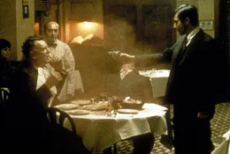Michael Corleone (Al Pacino, r.) r&auml;cht seinen Vater: Ohne Skrupel erschie&szlig;t er den korrupten Polizisten McCluskey (Sterling Hayden, 2.v.l.) ..._Titel: Der Pate II