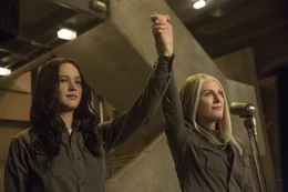 Katniss (Jennifer Lawrence, l.) kommt der Bitte der mysteri&ouml;sen Pr&auml;sidentin Coins (Julianne Moore, r.), sich f&uuml;r den Aufstand der Distrikte stark zu machen, nur &auml;u&szlig;erst unwillig nach. Aber das tapfere junge M&auml;dchen ahnt schon bald, dass die Widerstandsk&auml;mpferin nicht nur daran interessiert ist, das Volk in die Freiheit zu f&uuml;hren ...