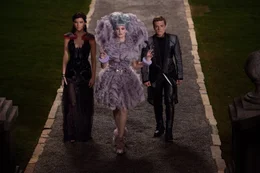 Immer wieder versucht Effie (Elizabeth Banks, M.), ihre "Z&ouml;glinge" Katniss (Jennifer Lawrence, l.) und Peeta (Josh Hutcherson, r.) auf die Staatsdoktrinen einzuschw&ouml;ren, doch das ist bei den beiden nicht so einfach ...