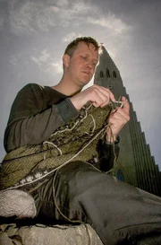 Strickende Männer sind in Island keine Seltenheit und das Stricken des berühmten Islandpullovers erfreut sich immer größerer Beliebtheit.