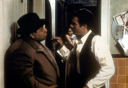 Noch riskiert Carlo (Franco Citti, r.) Clemenza (Richard Castellano, l.) gegen&uuml;ber ein loses Mundwerk. Er ahnt nicht, dass er sich mit den falschen Leuten anlegt ..._Titel: Der Pate II