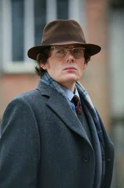 Dr. Arthur Calgary (Julian Rhind-Tutt)