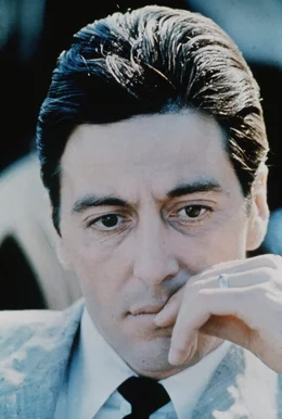Nach dem Tod von Mafia- Boss Vito Corleone tritt sein Sohn Michael (Al Pacino) die Nachfolge als Oberhaupt der Ehrenwerten Familie an.