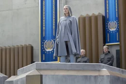 Im Capitol angekommen, greift Rebellen-Pr&auml;sidentin Alma Coin (Julianne Moore) schon schnell Snows Unterdr&uuml;ckungsmethoden auf, um ihre Macht zu festigen. Nicht ahnend, dass sie das schon bald bitterlich b&uuml;&szlig;en muss ...