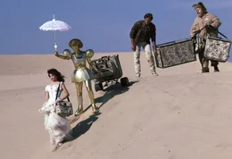 Nach einer Notlandung marschieren Prinzessin Vespa (Daphne Zuniga, l.), Dotti (2.v.l.), Lone Starr (Bill Pullman, 2.v.r.) und Waldi (John Candy, r.) tagelang durch die W&uuml;ste ...