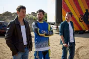 Als Alex (Vinzenz Kiefer, l.) sich um einen Job als Stuntfahrer bewirbt, begegnen Flo (Manuel Cortez, M.) und Hagen (Mario Irrek) ihm zunächst mit Misstrauen, doch Alex soll seine Chance bekommen.