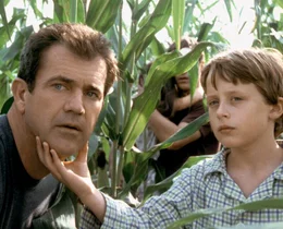 Das Leben von Morgan (Rory Culkin, r.), Graham (Mel Gibson, l.), Bo und Merrill wird endg&uuml;ltig auf den Kopf gestellt, als sie ein komplexes Muster aus Kreisen und Linien, einen Kornkreis, in einem ihrer Maisfelder entdecken. Haben sich die Nachbarskinder einen Scherz erlaubt oder handelt es sich um au&szlig;erirdische Zeichen?; Das Leben von Morgan (Rory Culkin, r.), Graham (Mel Gibson, l.), Bo und Merrill wird endg&uuml;ltig auf den Kopf gestellt, als sie ein komplexes Muster aus Kreisen und Linien, einen Kornkreis, in einem ihrer Maisfelder entdecken. Haben sich die Nachbarskinder einen Scherz erlaubt oder handelt es sich um au&szlig;erirdische Zeichen?
