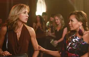 Wollen in einer Bar ihren Marktwert testen: Lynette (Felicity Huffman, l.) und Renee (Vanessa Williams, r.) ...