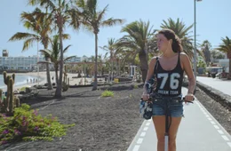 Cassandre (Ad&egrave;le Exarchopoulos) wohnt auf Lanzarote, von wo ihre Fluggesellschaft aufs europ&auml;ische Festland fliegt.