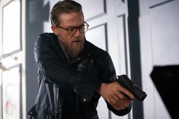 Raymond Smith (Charlie Hunnam)