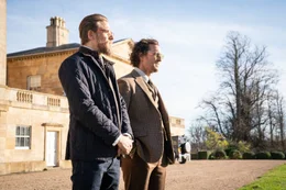 Raymond Smith (Charlie Hunnam, l.); Mickey Pearson (Matthew McConaughey, r.)