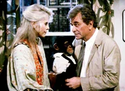 Lt. Columbo (Peter Falk) befragt Trish (Britt Lind), eine Nachbarin des ermordeten Freddy Brower, nach dessen Lebensgewohnheiten. Lt. Columbo (Peter Falk) befragt Trish (Britt Lind), eine Nachbarin des ermordeten Freddy Brower, nach dessen Lebensgewohnheiten.